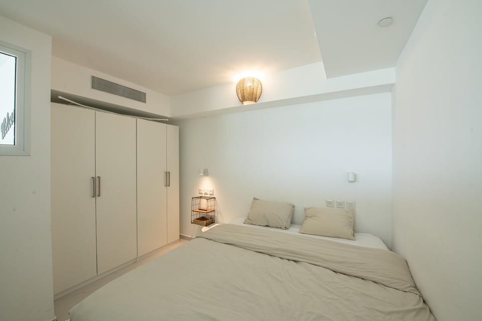 Bed, Bedroom, wardrobe, air conditioner