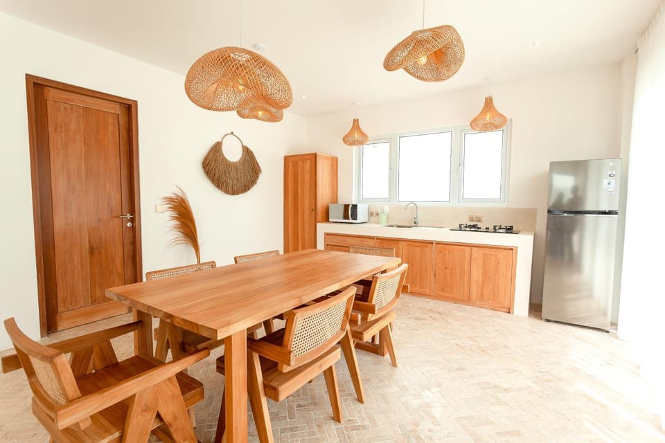 Kitchen or kitchenette, Dining area, minibar, stove