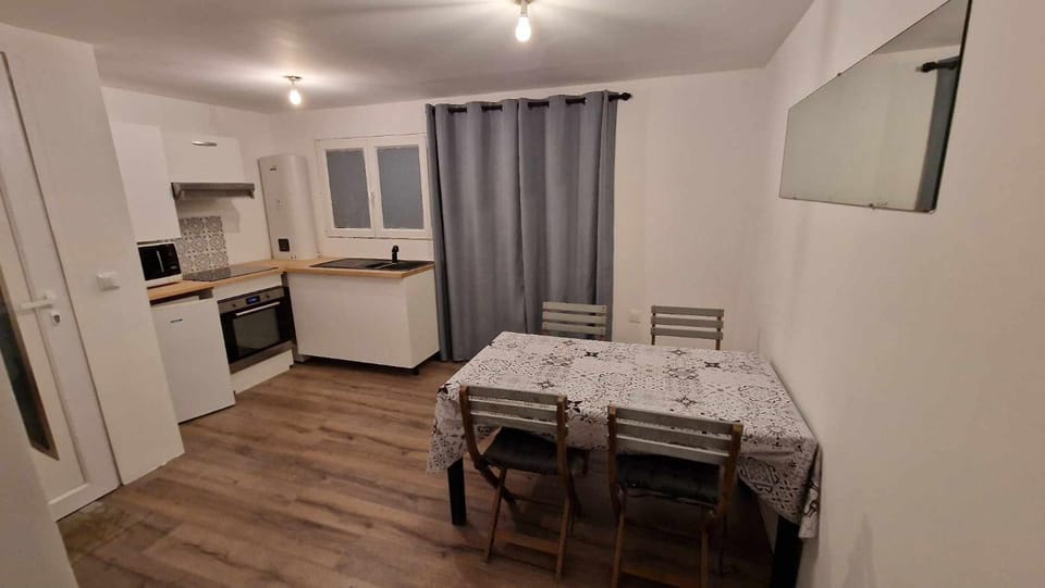 Kitchen or kitchenette, Dining area, minibar, pet friendly, stove