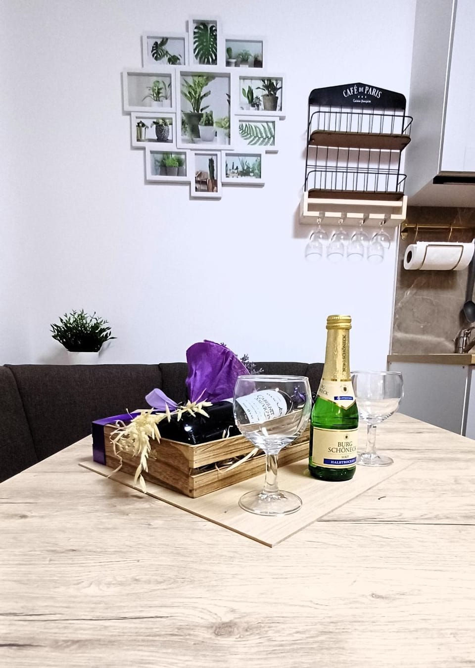 Kitchen or kitchenette, Food and drinks, Dining area, Food, Drinks