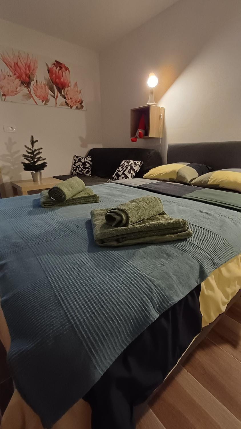 Bed, Photo of the whole room, Bedroom, towels