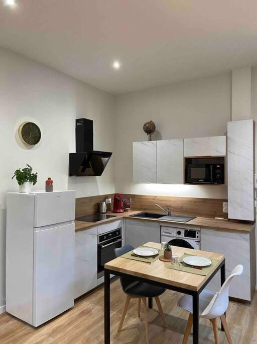 Logement entier-Clim-100%équipé-Hypercentre-Balcon Apartment in Nouvelle-Aquitaine