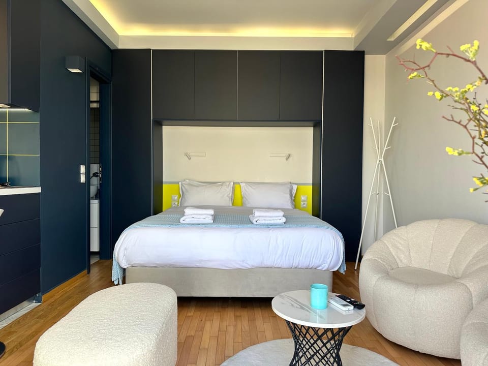 Bed, Living room, Photo of the whole room, Seating area