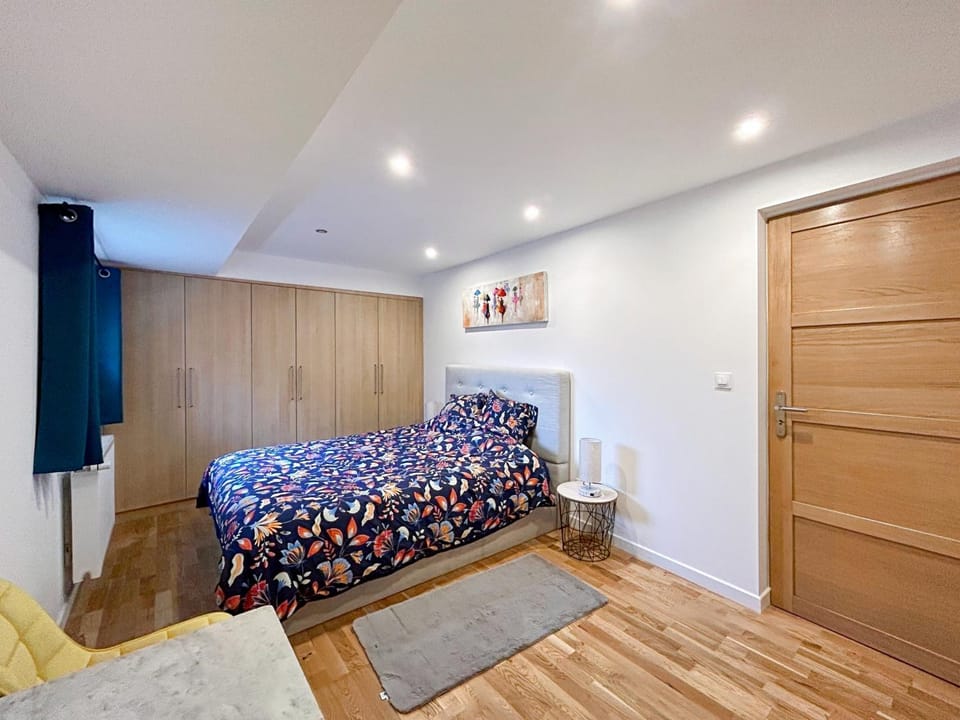 Bed, Photo of the whole room, Bedroom, wardrobe