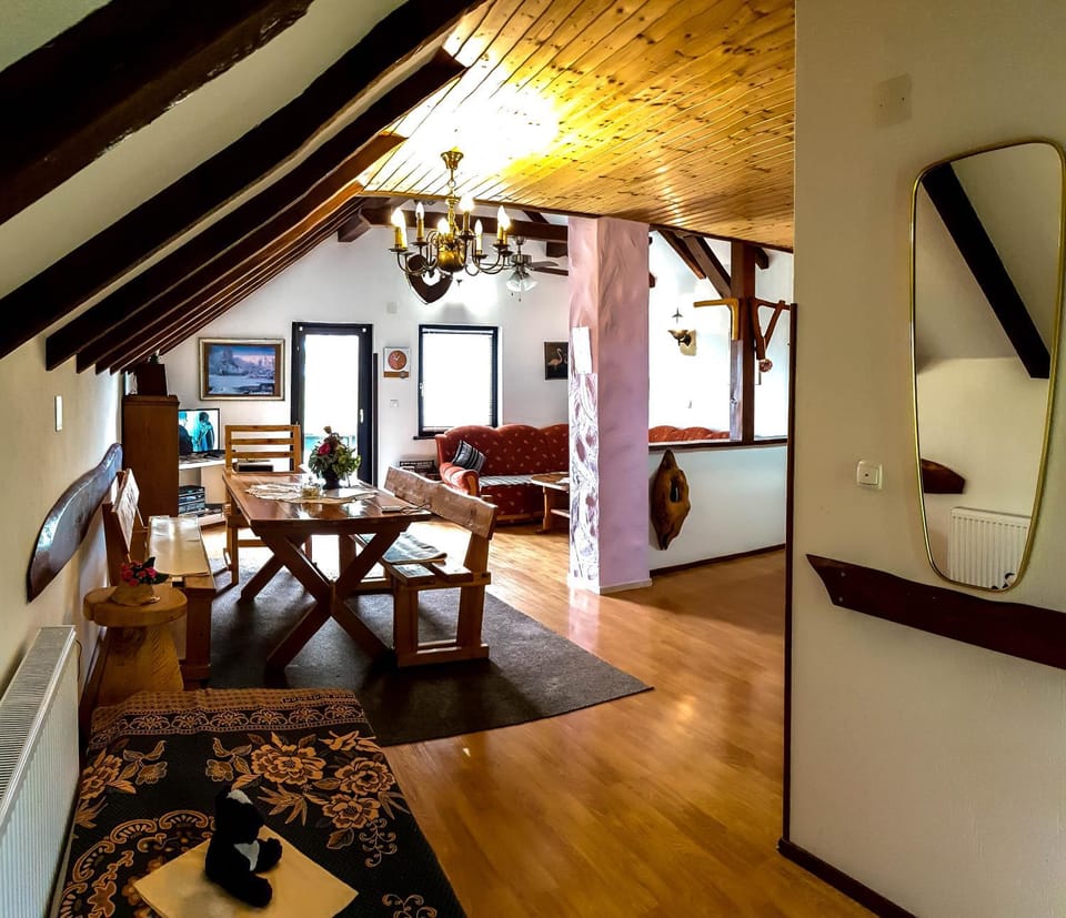 BBQ facilities, TV and multimedia, Coffee/tea facilities, Balcony/Terrace, Kitchen or kitchenette, Living room, Photo of the whole room, Decorative detail, Seating area, Dining area, Garden view, Mountain view, Inner courtyard view