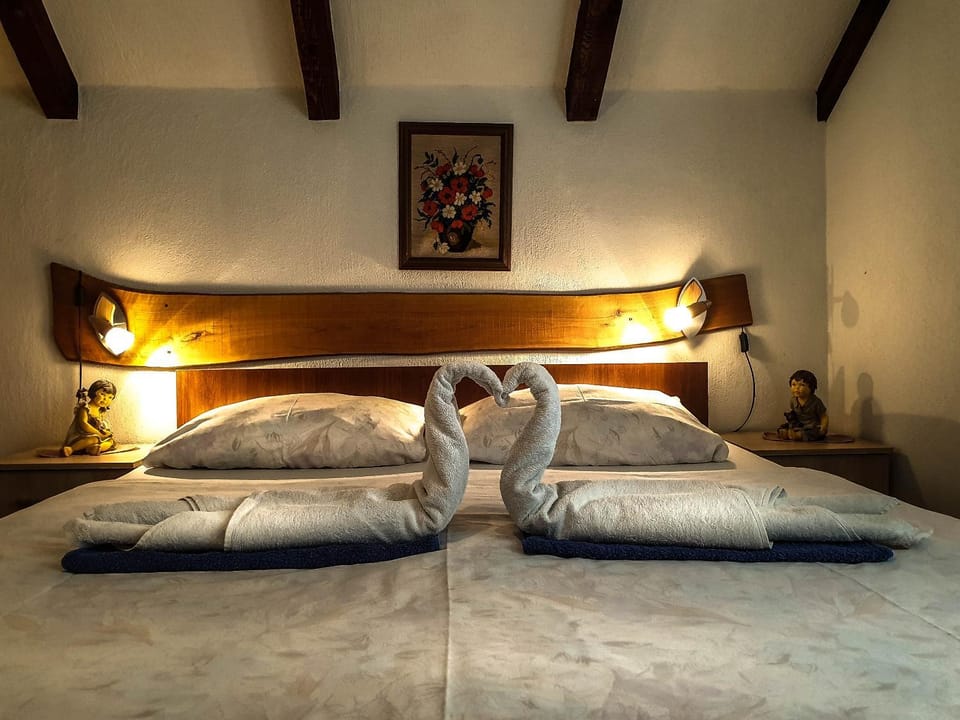 Bed, Day, Photo of the whole room, Decorative detail, Bedroom, On site