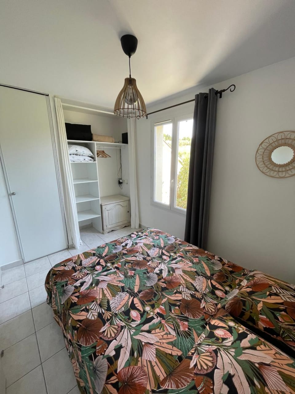 Photo of the whole room, Bedroom, wardrobe