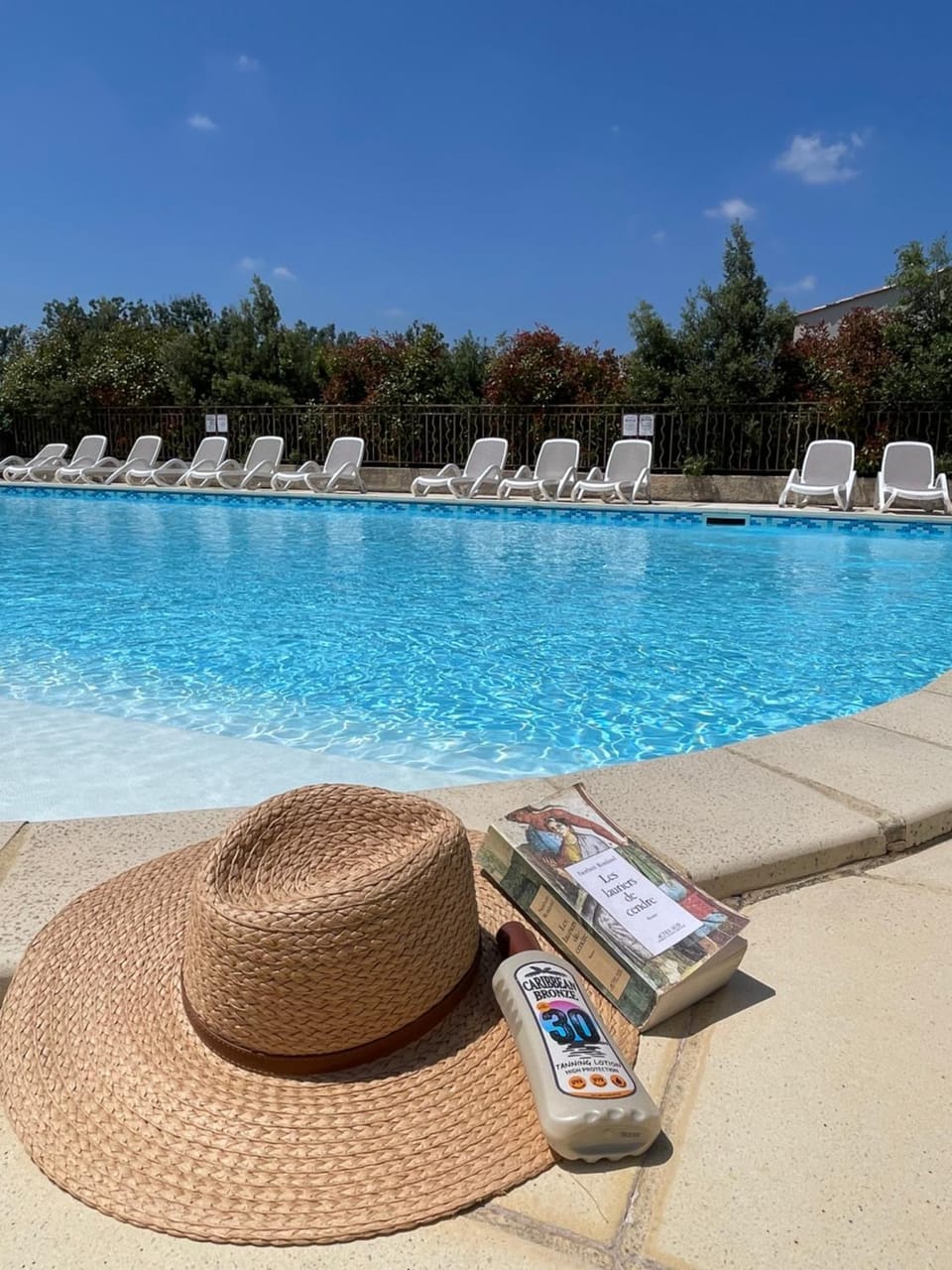 Swimming pool, sunbed