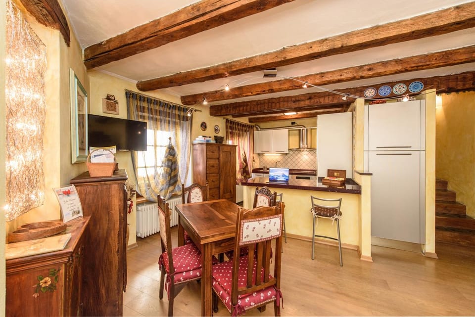 Kitchen or kitchenette, Living room, Seating area, Dining area, oven, pet friendly, stove