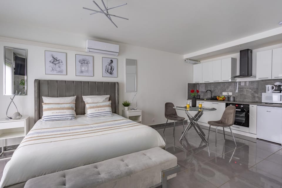 Bed, Kitchen or kitchenette, Photo of the whole room, Dining area, air conditioner