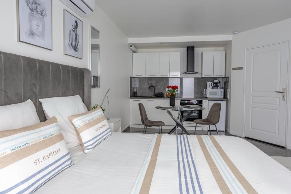 Bed, Kitchen or kitchenette, Photo of the whole room, Dining area