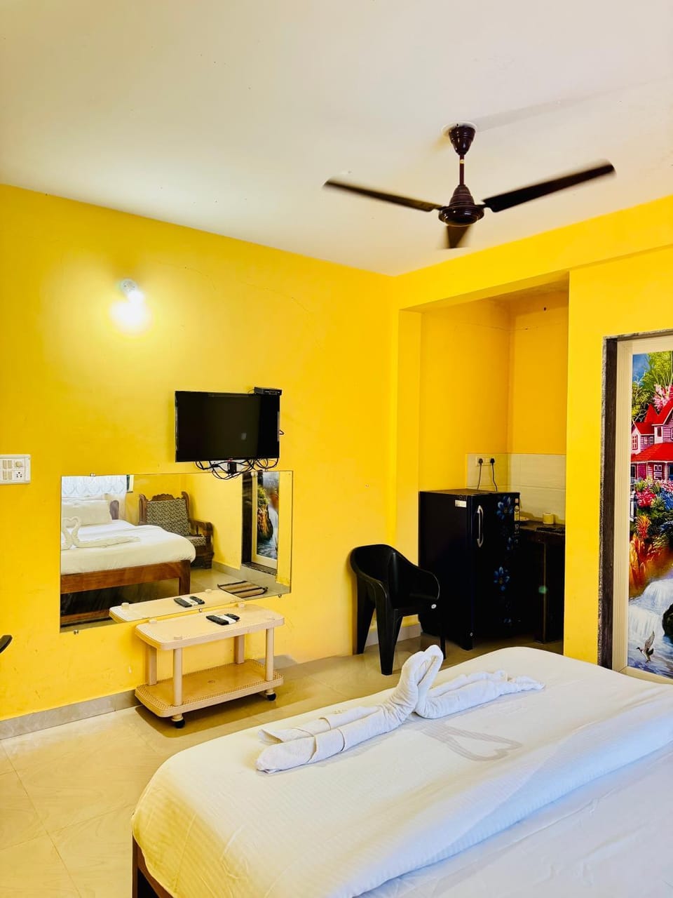 Bed, TV and multimedia, Photo of the whole room, Bedroom