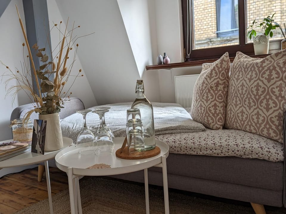 Bed, Seating area