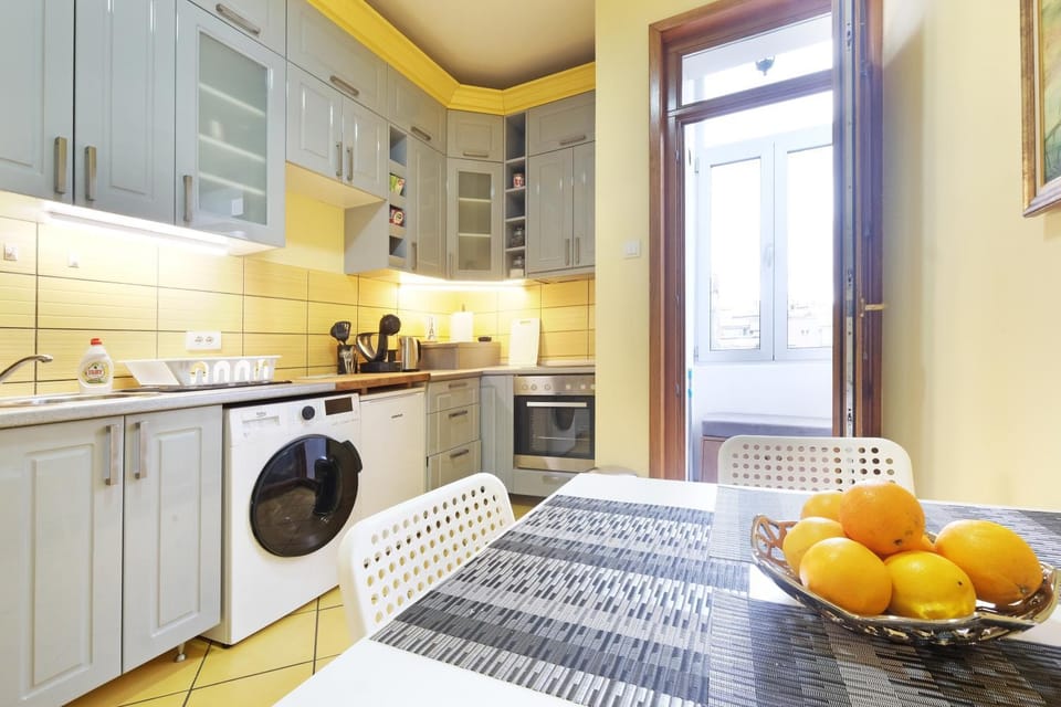 Kitchen or kitchenette, Dining area, pet friendly, stove, washing machine, dryer