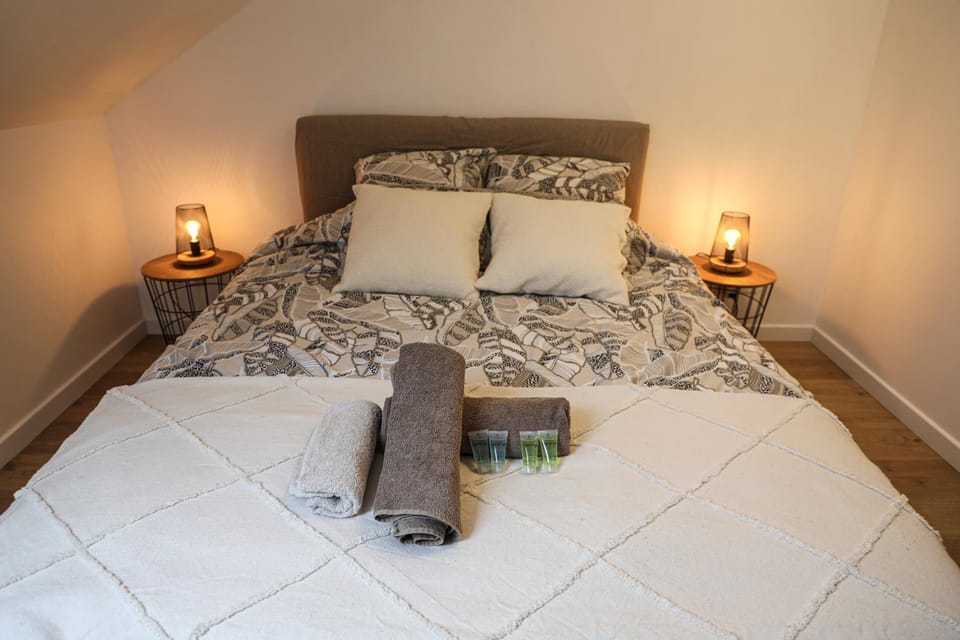 Bed, Bedroom, towels