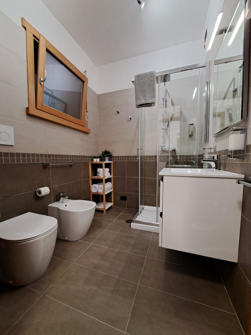 Shower, Toilet, Bathroom, bidet, towels