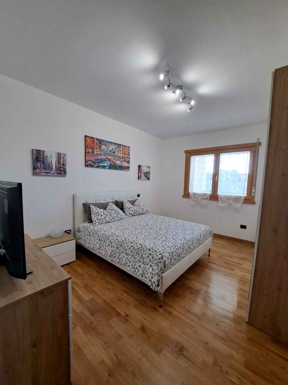 Bed, TV and multimedia, Bedroom