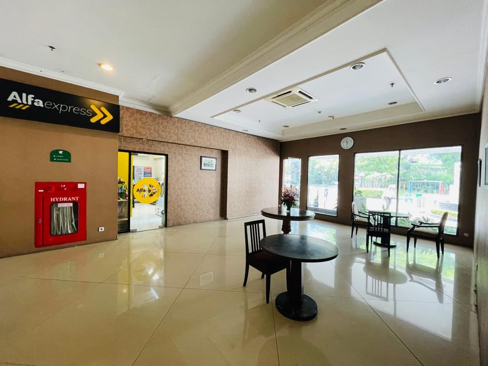 Seating area, Supermarket/grocery shop