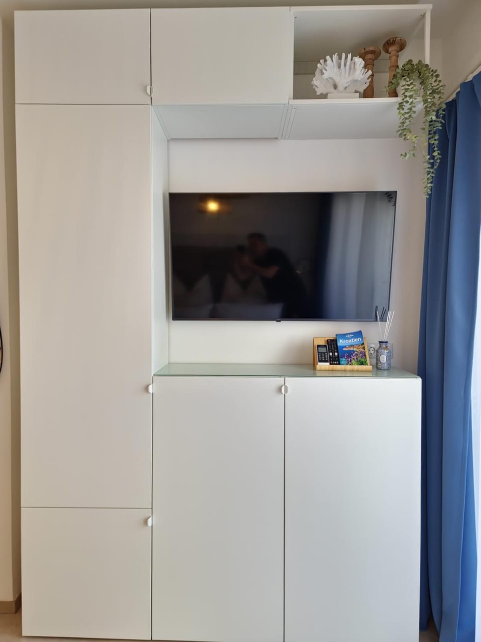 TV and multimedia, Decorative detail, internet, wardrobe