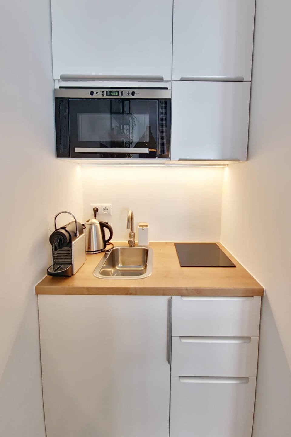 Coffee/tea facilities, Kitchen or kitchenette, dishwasher, microwave, stove, toaster