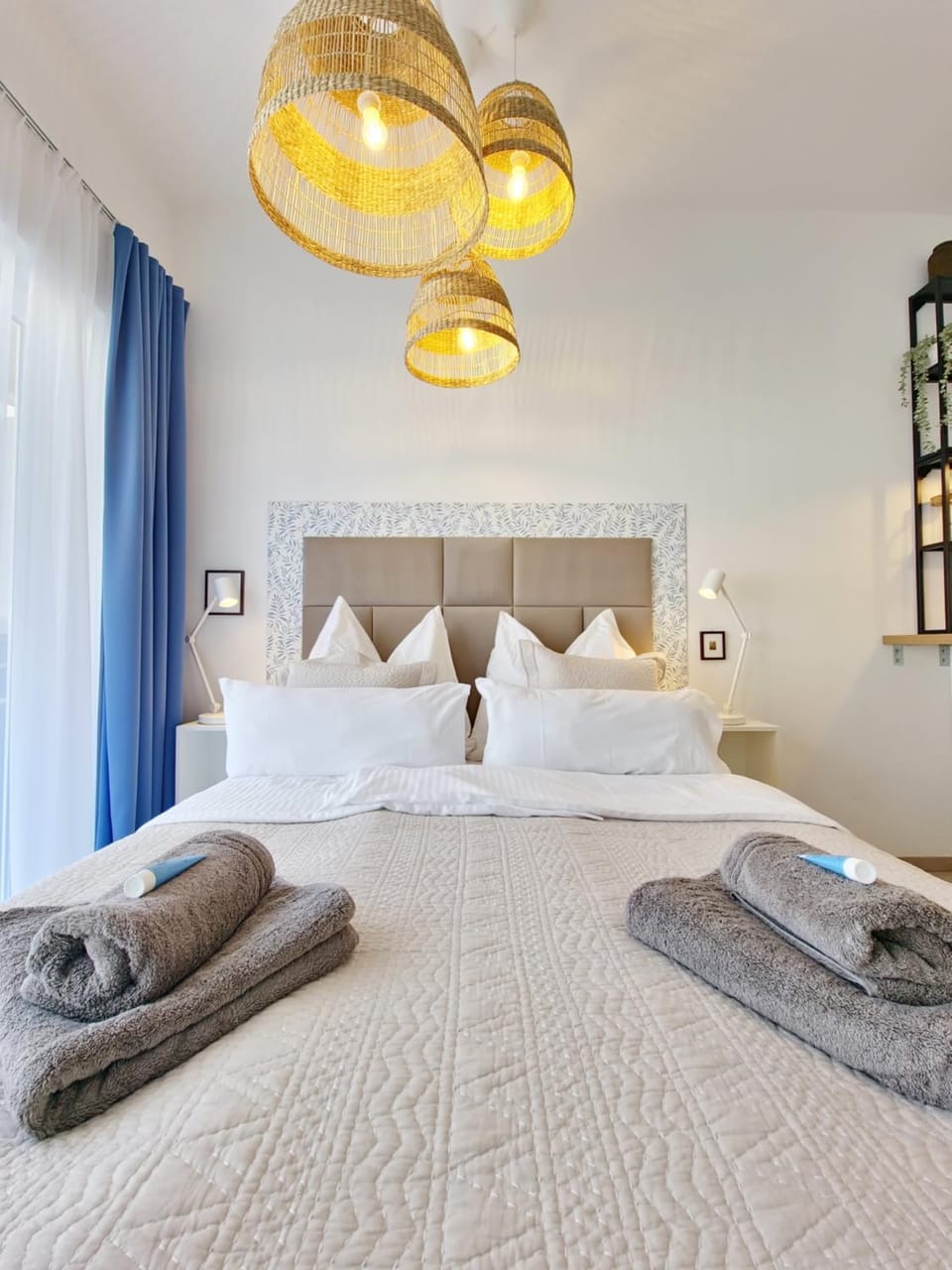 Bed, Bedroom, towels
