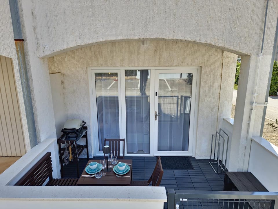 Property building, Day, BBQ facilities, Balcony/Terrace, Seating area, Dining area