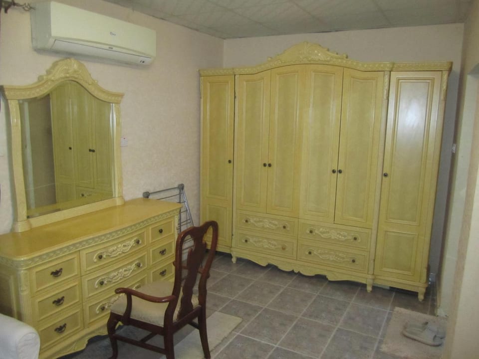 Photo of the whole room, Bedroom, wardrobe, air conditioner