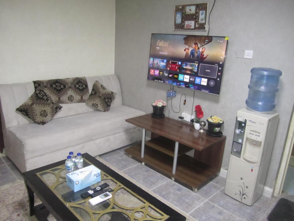 Communal lounge/ TV room, TV and multimedia, Living room, Seating area, Evening entertainment