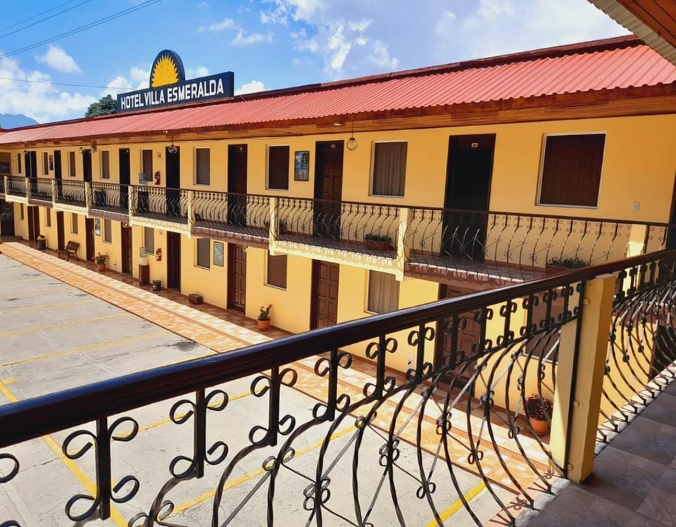 Property building, Day, Balcony/Terrace