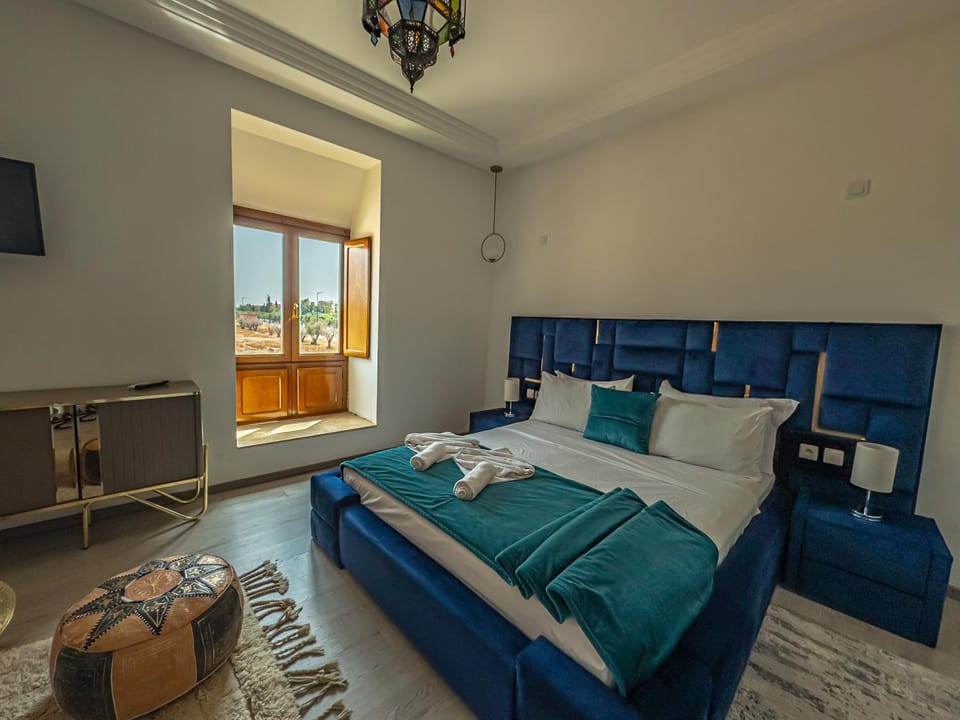 Bed, TV and multimedia, Photo of the whole room, Bedroom, towels