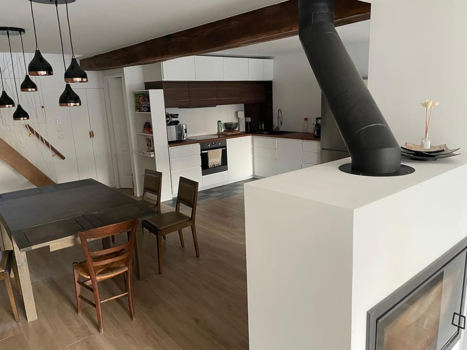 Kitchen or kitchenette, Dining area