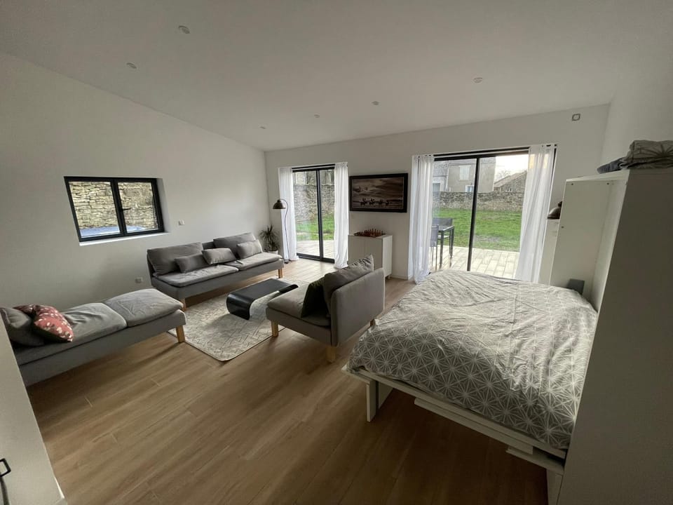 Bed, Seating area