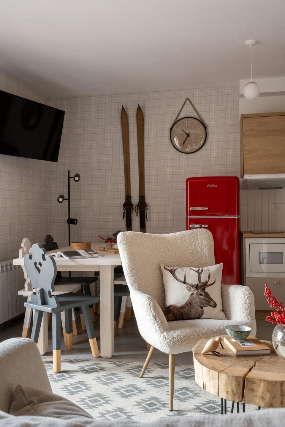 TV and multimedia, Kitchen or kitchenette, Living room, Seating area, Dining area