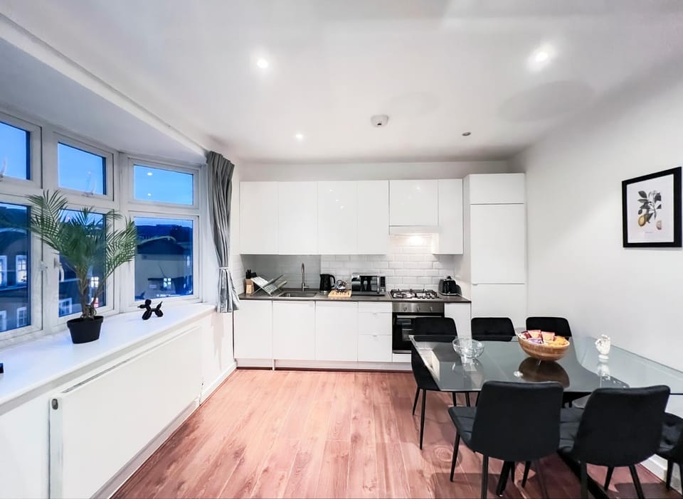 Kitchen or kitchenette, Seating area, Dining area, minibar, pet friendly, stove