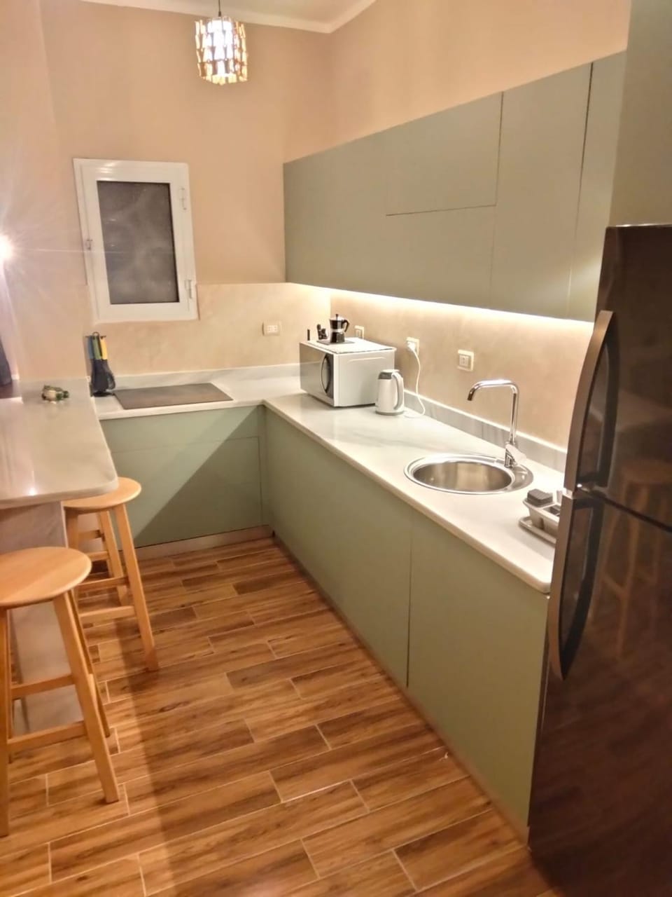 Kitchen or kitchenette, minibar, stove