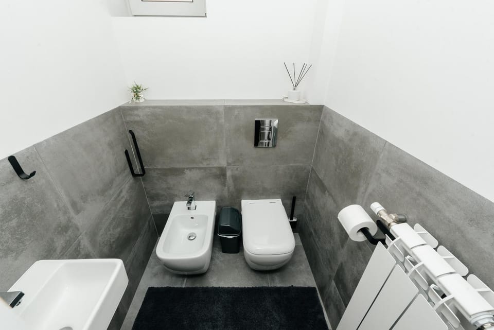 Toilet, bidet