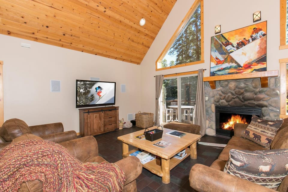 Interlaken West Shore 3BR Pet friendly, Walk to Lake Minutes from Skiing House in Sierra Nevada