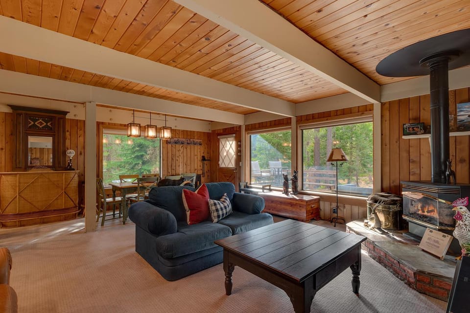 Cozy Wood Cabin- Updated- Hot Tub- Fireplace- Backs to Forest Cabin in Dollar Point