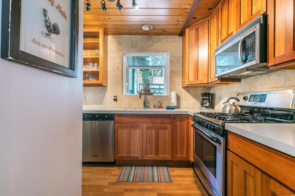 Hidden Willow at Tahoe Park - Cozy 2 BR Cabin, Walk to Dining, Near Skiing Cabin in Tahoe City