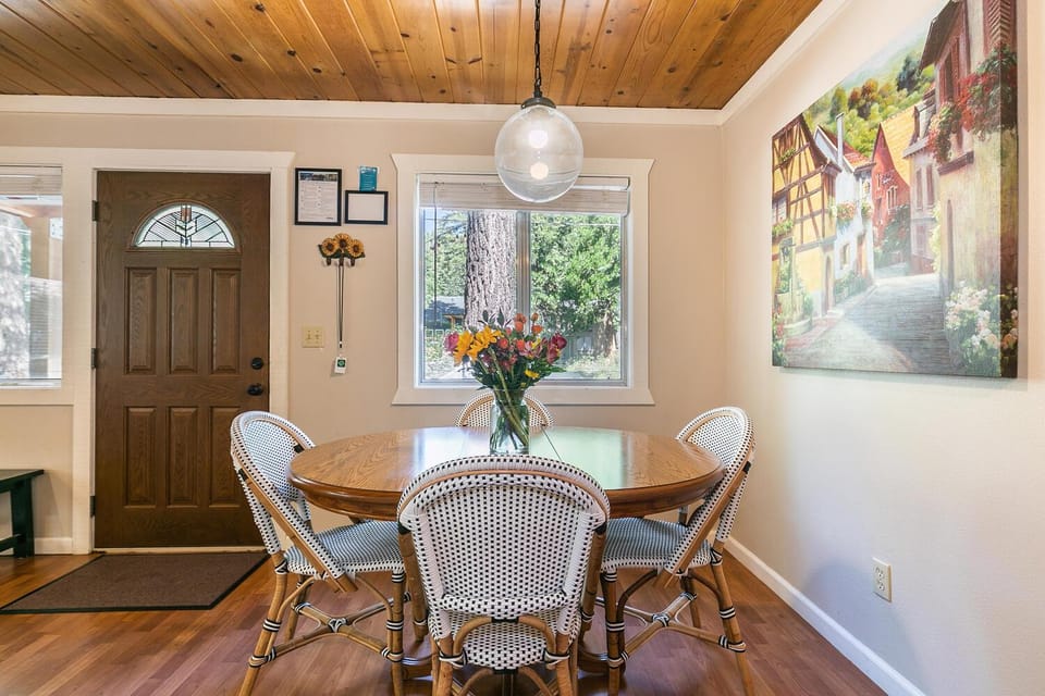 Hidden Willow at Tahoe Park - Cozy 2 BR Cabin, Walk to Dining, Near Skiing Cabin in Tahoe City