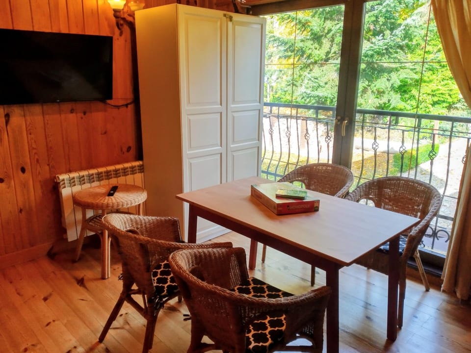 TV and multimedia, Seating area, Dining area
