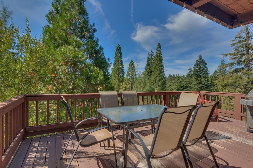 North Shore Lakeside Condo #8 by Tahoe Getaways - Updated 3 Story Condo Near Palisades Resort w HOA! House in Dollar Point