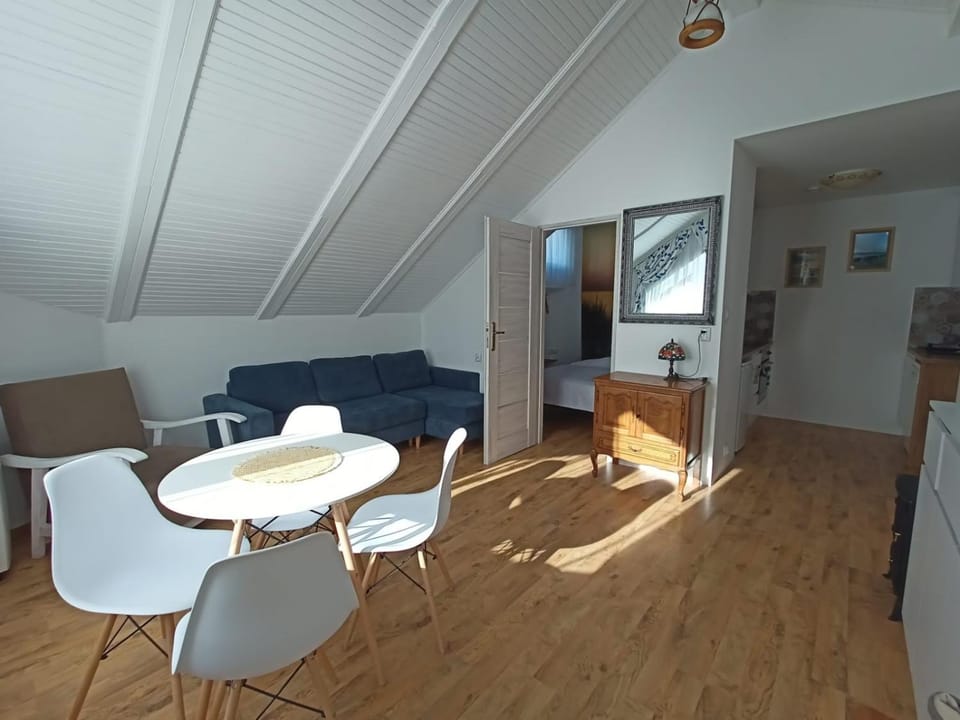 TV and multimedia, Kitchen or kitchenette, Living room, Seating area, Dining area