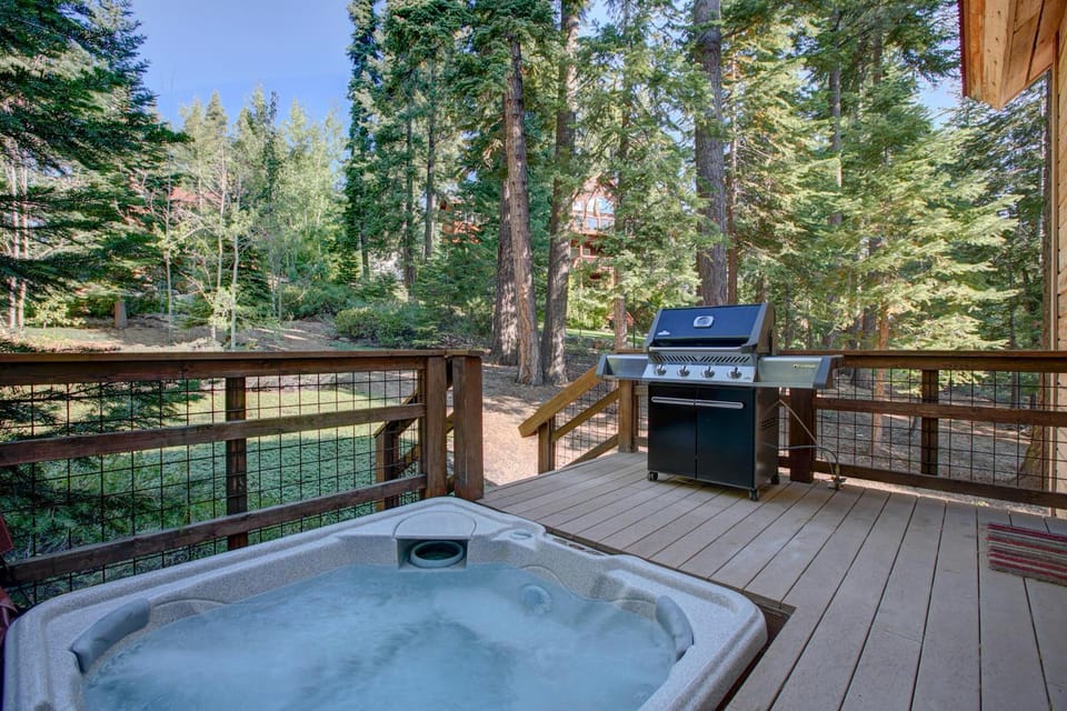North Shore Bliss by Tahoe Getaways - 3 BR plus loft & Private Hot Tub House in Lake Tahoe