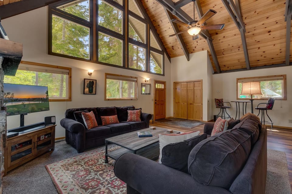 Piney wood - Quiet 2 BR Loft w Private Hot Tub House in Lake Tahoe