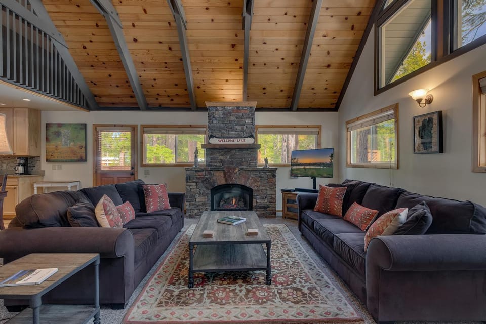 Piney wood - Quiet 2 BR Loft w Private Hot Tub House in Lake Tahoe