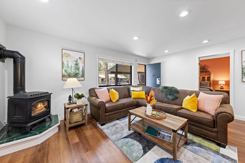 Sandy Cove on the North Shore -Lakeside Cottage with Pier Beach, and HOA Amenities House in Tahoe Vista