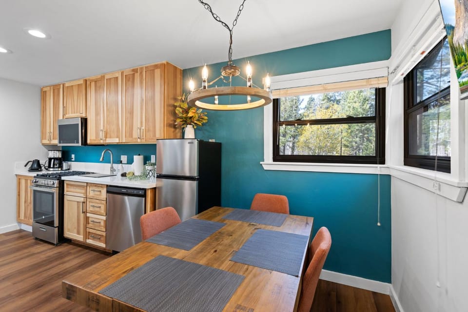 Sandy Cove on the North Shore -Lakeside Cottage with Pier Beach, and HOA Amenities House in Tahoe Vista