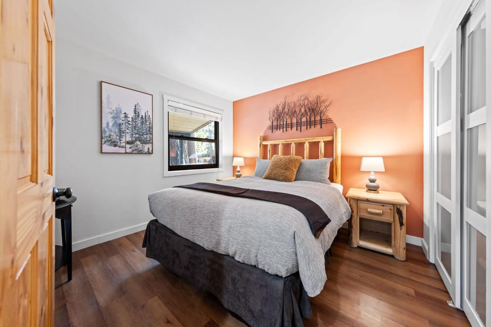 Sandy Cove on the North Shore -Lakeside Cottage with Pier Beach, and HOA Amenities House in Tahoe Vista