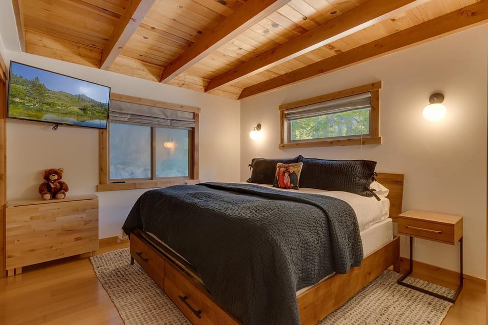 Olympic Valley Hideaway - Newly Remodeled Cabin with Private Hot Tub Cabin in Palisades Tahoe (Olympic Valley)
